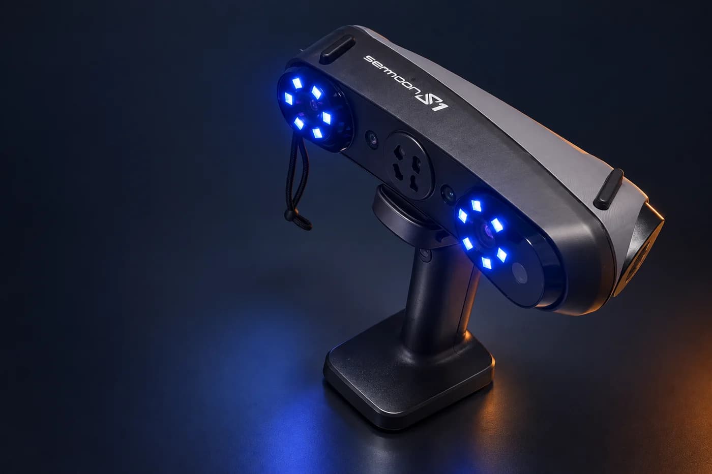 Scanner Sermoon S1 da 3D DiF, em fotografia com tratamento de fundo e iluminação